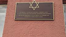 Pamětní deska připomíná transporty Židů z Pardubic