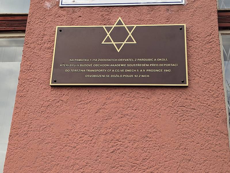 Pamětní deska připomíná transporty Židů z Pardubic