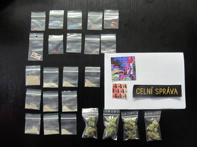 Drogy, které celníci zadrželi ve vlaku