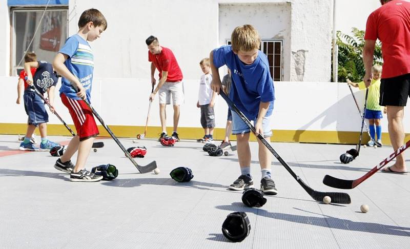 Ani chvíle oddechu. V hokejové škole se mladí sportovci nezastaví, mají hodně pestrý program. 