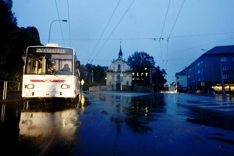 Trolejbusy v Pardubicích kvůli výpadku proudu zůstaly stát po celém městě. 
