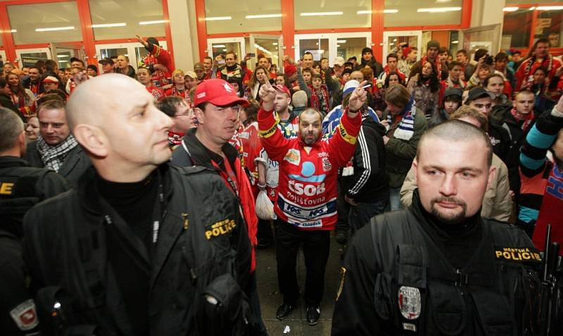 Rivalita Pardubice - Hradec se před ČEZ Arenou projevila naštěstí jen pokřiky přes policejní kordon.