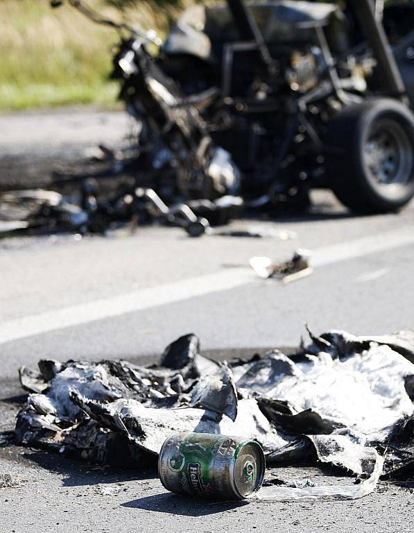 Motocykl po nárazu explodoval a zapálil i osobní vozidlo. Posádka motorky střet nepřežila 