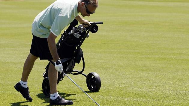 SLAVNÝ HOKEJOVÝ GÓLMAN DOMINIK HAŠEK, který v minulé sezoně pomohl k mistrovskému titulu pardubickému týmu HC Eaton, si na začátku prázdnin našel čas i na golf. Do Golf Resortu Kunětická hora jej společně s Milanem Hejdukem, Petrem Sýkorou a dalšími hosty