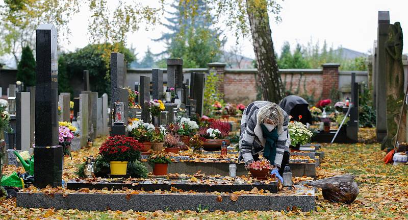 Památka zesnulých či lidově Dušičky na pardubickém Centrálním hřbitově v době Koronovirové epidemie.