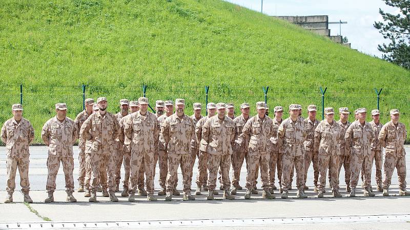Slavnostní nástup vojáků 20. úkolové uskupení Armády ČR, kteří se vrátili z Afghánistánu, na letišti v Pardubicích.