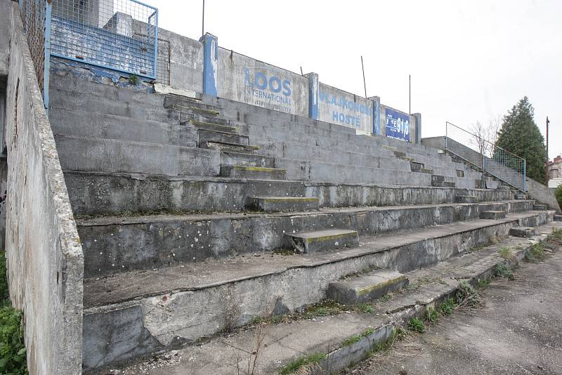 Letní stadion v centru Pardubic je v dezolátním stavu. Oprava může stát až přes půl miliardy korun.