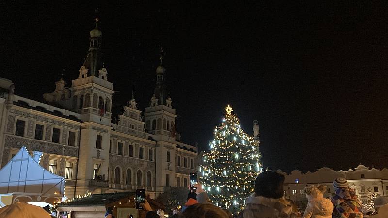 Vánoční strom na Pernštýnském náměstí v Pardubicích v roce 2022.