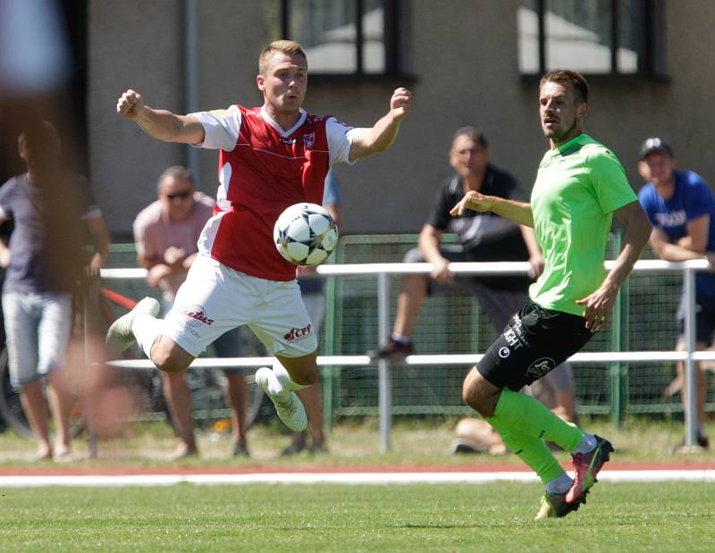 Přípravné fotbalové utkání mezi FK Pardubice (v červenobílém) a FK Viktoria Žižkov (v zeleném) na hřišti v Přelouči.