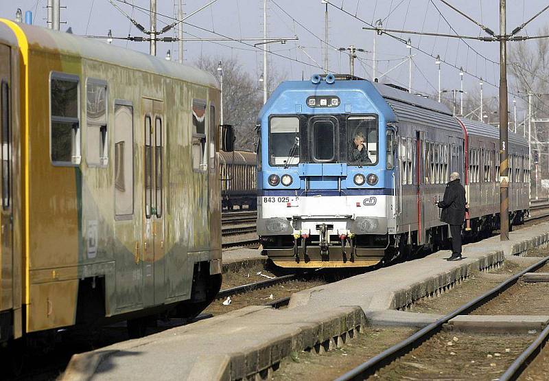 Vlaky ve stanici zastavili jen pár metrů od sebe.