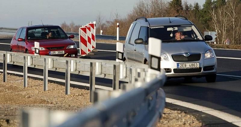 „Hradubická“ státovka byla 25. listopadu v devět hodin ráno na tři dny uzavřena, aby na ni silničáři mohli napojit nový spletenec kruhových objezdů a čtyřproudých magistrál u Opatovic nad Labem. Přes obavy z ucpaných objížděk se dopravní kolaps nekonal.