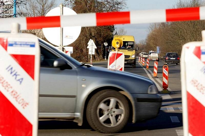 „Hradubická“ státovka byla 25. listopadu v devět hodin ráno na tři dny uzavřena, aby na ni silničáři mohli napojit nový spletenec kruhových objezdů a čtyřproudých magistrál u Opatovic nad Labem. Přes obavy z ucpaných objížděk se dopravní kolaps nekonal.