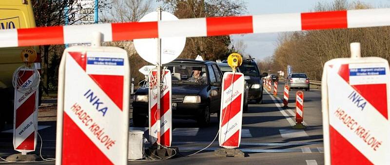 „Hradubická“ státovka byla 25. listopadu v devět hodin ráno na tři dny uzavřena, aby na ni silničáři mohli napojit nový spletenec kruhových objezdů a čtyřproudých magistrál u Opatovic nad Labem. Přes obavy z ucpaných objížděk se dopravní kolaps nekonal.