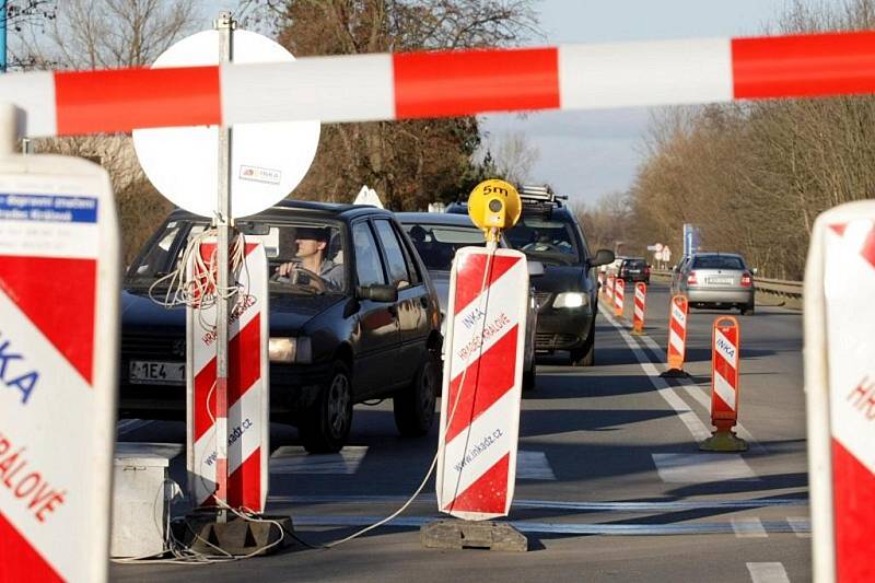 „Hradubická“ státovka byla 25. listopadu v devět hodin ráno na tři dny uzavřena, aby na ni silničáři mohli napojit nový spletenec kruhových objezdů a čtyřproudých magistrál u Opatovic nad Labem. Přes obavy z ucpaných objížděk se dopravní kolaps nekonal.