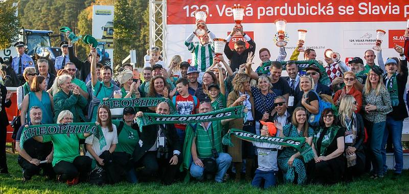 Velká pardubická je velkou sportovní i společenskou událostí.