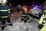 Bohdanečtí hasiči a strážníci odstraňují následky dopravní nehody na silnici do Živanic.