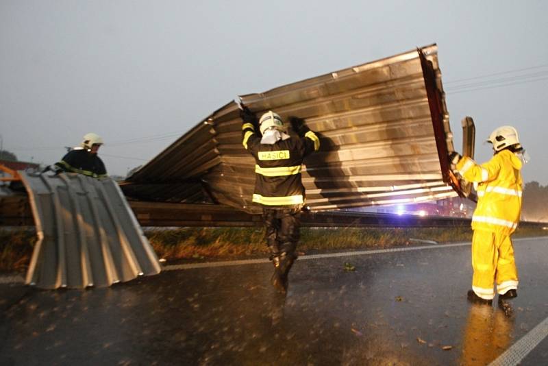 Vítr utrhl plechovou střechu skladu v Rosicích nad Labem a odnesl ji přes na silnici I/37. Plechy museli hasiči rozřezat a odstranit ze čtyř pruhů vozovky. 