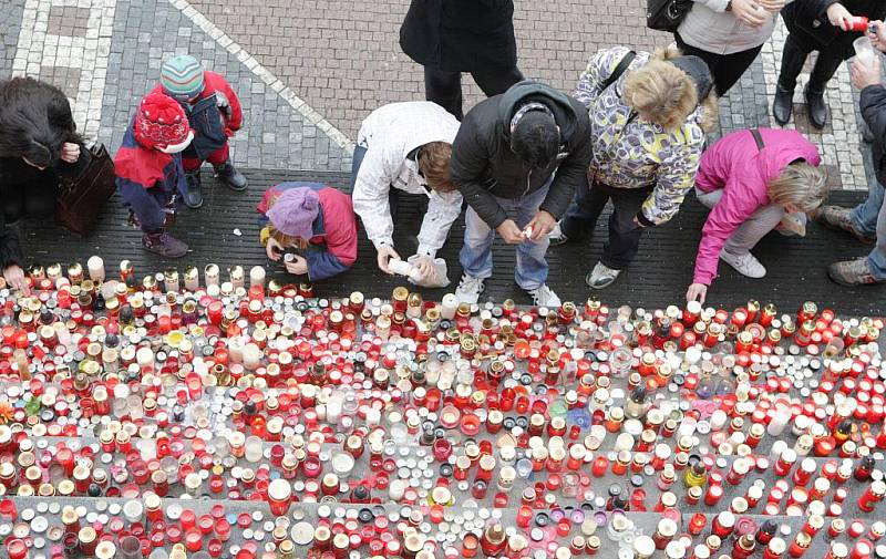 Poslední rozloučení s Václavem Havlem na velkoplošné obrazovce před Východočeským divadlem v Pardubicích na náměstí Republiky sledovalo asi tisíc lidí.