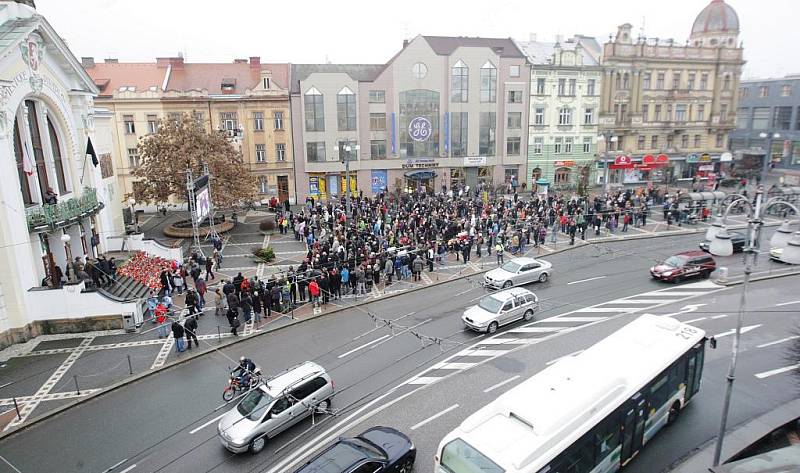 Poslední rozloučení s Václavem Havlem na velkoplošné obrazovce před Východočeským divadlem v Pardubicích na náměstí Republiky sledovalo asi tisíc lidí.