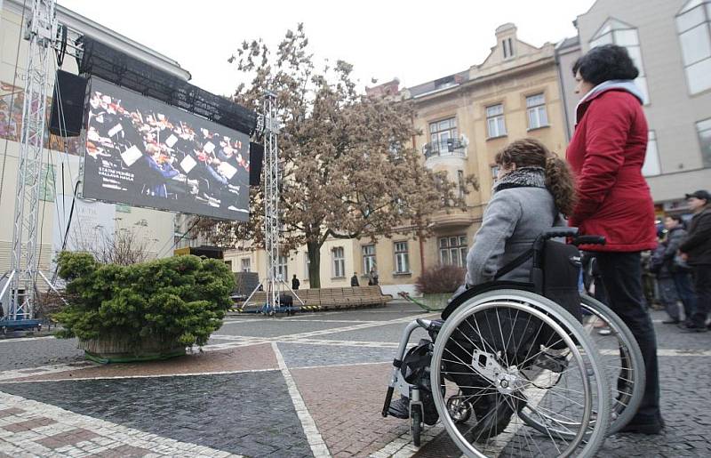 Poslední rozloučení s Václavem Havlem na velkoplošné obrazovce před Východočeským divadlem v Pardubicích na náměstí Republiky sledovalo asi tisíc lidí.