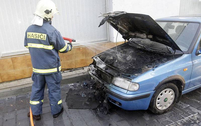 V Gorkého ulici v Pardubicích se vznítila zaparkovaná Škoda Felicia.