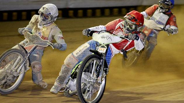 Předposlední závod extraligy družstev na ploché dráze se stal kořistí Zlaté přilby Pardubice. Východočeský tým si vítězstvím na domácím oválu ve Svítkově zajistil po čtyřech letech titul mistra České republiky.