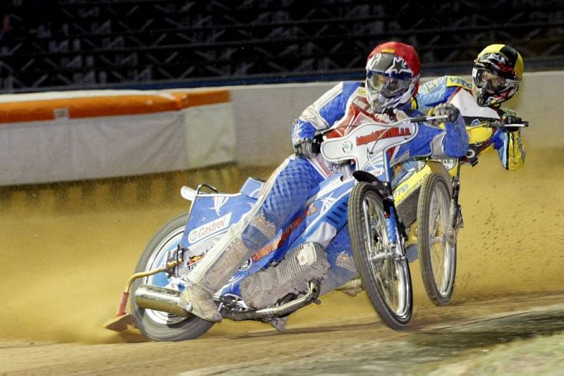 Předposlední závod extraligy družstev na ploché dráze se stal kořistí Zlaté přilby Pardubice. Východočeský tým si vítězstvím na domácím oválu ve Svítkově zajistil po čtyřech letech titul mistra České republiky.