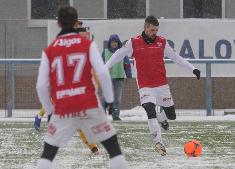 Přípravné utkání Fortuna národní ligy mezi FK Pardubice (ve červenobílém) a FK Dukla Praha U-21 (ve žlutém) na hřišti v Ohrazenicích v Pardubicích