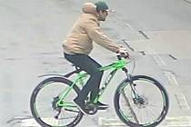 Tento muž je podezřelý z krádeží jízdních kol po Pardubicích. Poznáváte jej? Volejte linku 158.