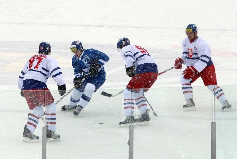 36. kolo hokejové Tipsport extraligy: Hokejisté HC Eaton Pardubice – HC Kometa Brno hráli pod širým nebem.