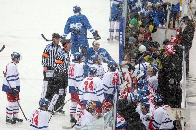 36. kolo hokejové Tipsport extraligy: Hokejisté HC Eaton Pardubice – HC Kometa Brno hráli pod širým nebem.