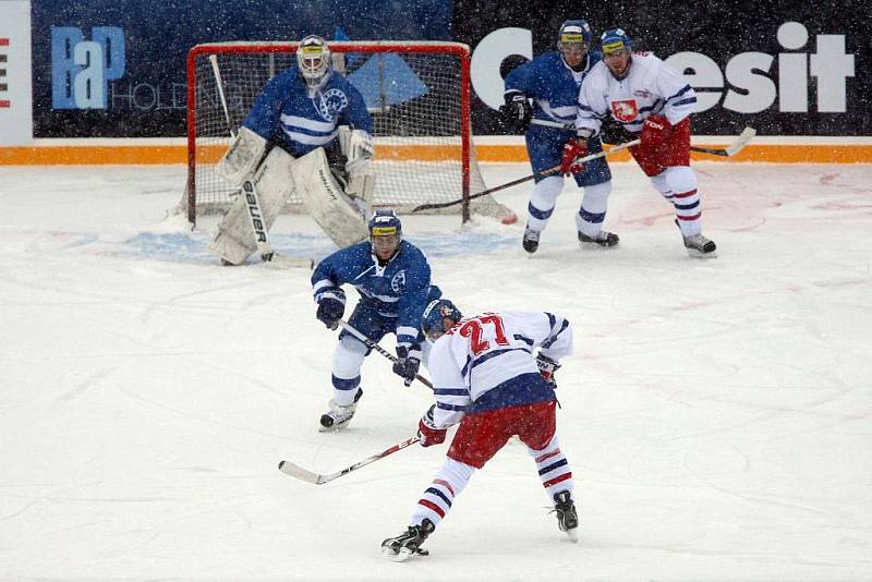 36. kolo hokejové Tipsport extraligy: Hokejisté HC Eaton Pardubice – HC Kometa Brno hráli pod širým nebem.