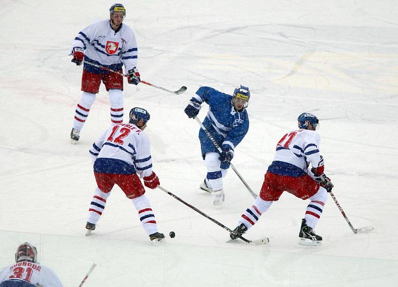 36. kolo hokejové Tipsport extraligy: Hokejisté HC Eaton Pardubice – HC Kometa Brno hráli pod širým nebem.