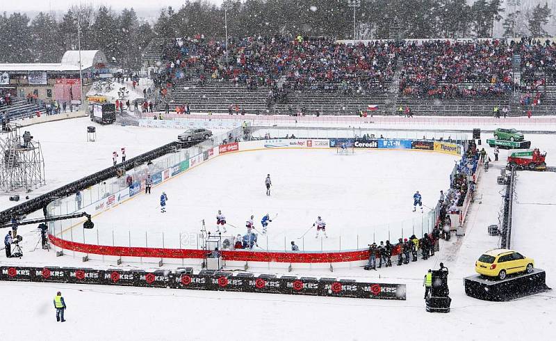 36. kolo hokejové Tipsport extraligy: Hokejisté HC Eaton Pardubice – HC Kometa Brno hráli pod širým nebem.