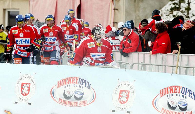 36. kolo hokejové Tipsport extraligy: Hokejisté HC Eaton Pardubice – HC Kometa Brno hráli pod širým nebem.