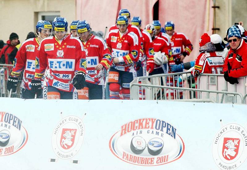 36. kolo hokejové Tipsport extraligy: Hokejisté HC Eaton Pardubice – HC Kometa Brno hráli pod širým nebem.