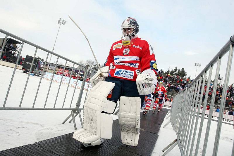 36. kolo hokejové Tipsport extraligy: Hokejisté HC Eaton Pardubice – HC Kometa Brno hráli pod širým nebem.