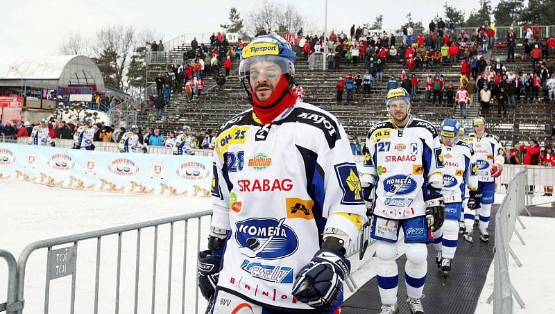 36. kolo hokejové Tipsport extraligy: Hokejisté HC Eaton Pardubice – HC Kometa Brno hráli pod širým nebem.