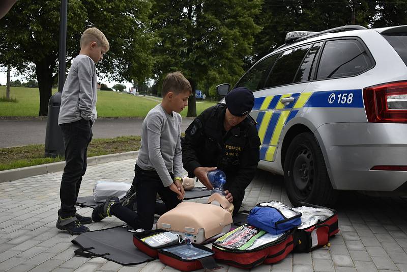 V Pardubickém kraji mají policisté ve vozidlech 24 nových defibrilátorů, které jim pomohou s prováděním první pomoci.