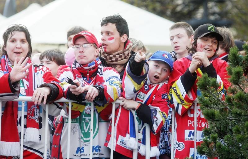 Pardubice fandí svým hokejistům na Pernštýnském náměstí před velkoplošnou obrazovkou.