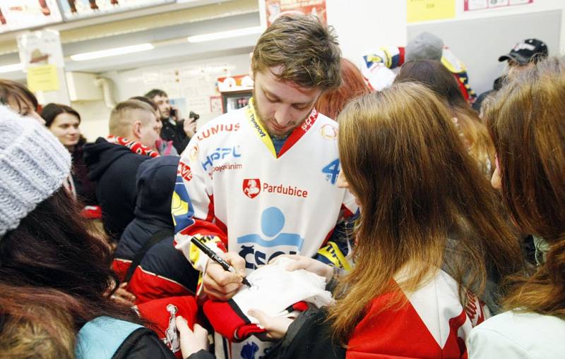 Vánoční hokejový den navštívily v Pardubicích více než tři tisíce fanoušků