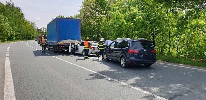 Dvě osobní auta a jedno nákladní havarovala v pondělí po poledni v Lázních Bohdaneč. Foto: Městská policie Lázně Bohdaneč