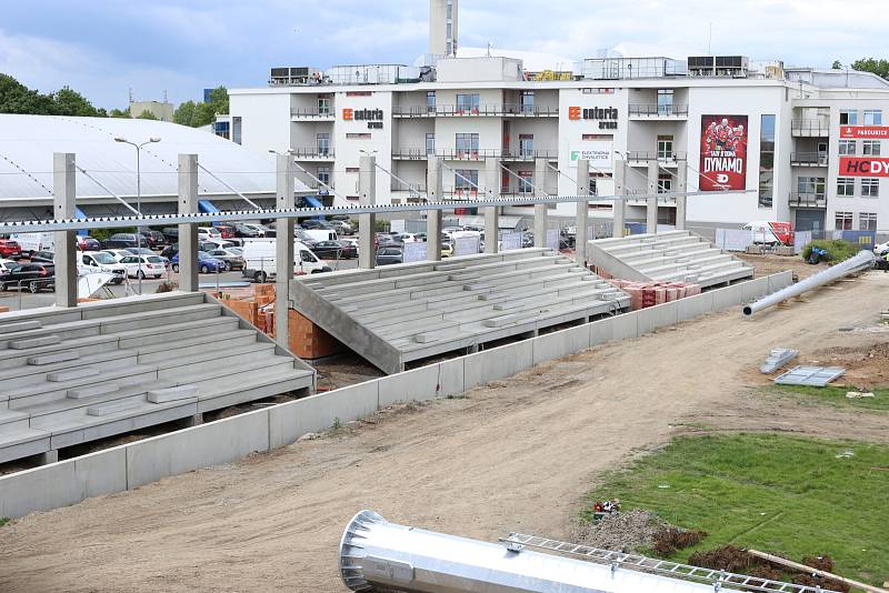 Letní stadion si obléká nový kabát. Nově se světelnými stožáry.