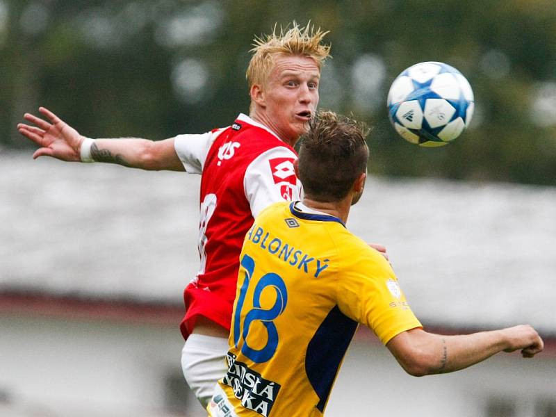 Vletí do všeho. Michal Petráň (vlevo) v MOL Cupu řádí. Ve třech zápasech nastřílel už tři góly, prosadil se i minule proti prvoligovým Teplicím. Potrápí jeho důraz i v  úterý Spartu? 