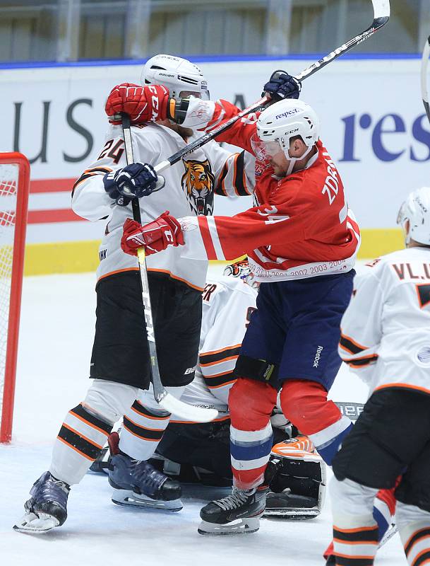 Hokejové utkání Memoriálu Zbyňka Kuséhp mezi HC Dynamo Pardubice (v červeném) a Amur Chabarovsk (v bíločeném) v pardubické ČSOB pojišťovna ARENĚ.