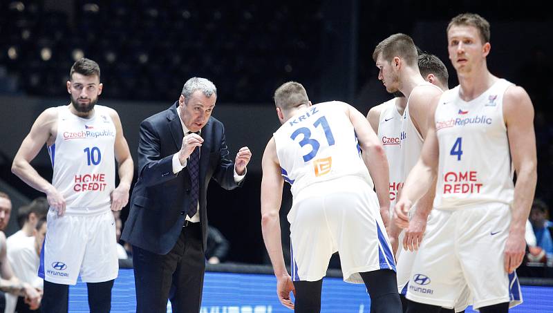 Kvalifikační utkání na Euro 2021 v basketbale mezi Českou republikou ( v bílém) a Dánskem (v červeném) v pardubické enteria areně.