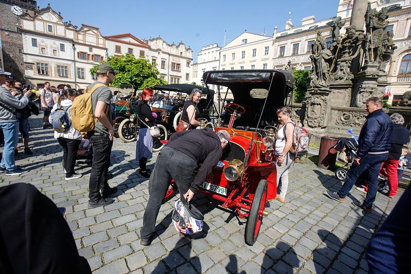 Sraz veteránů na pardubickém Pernštýnském náměstí.