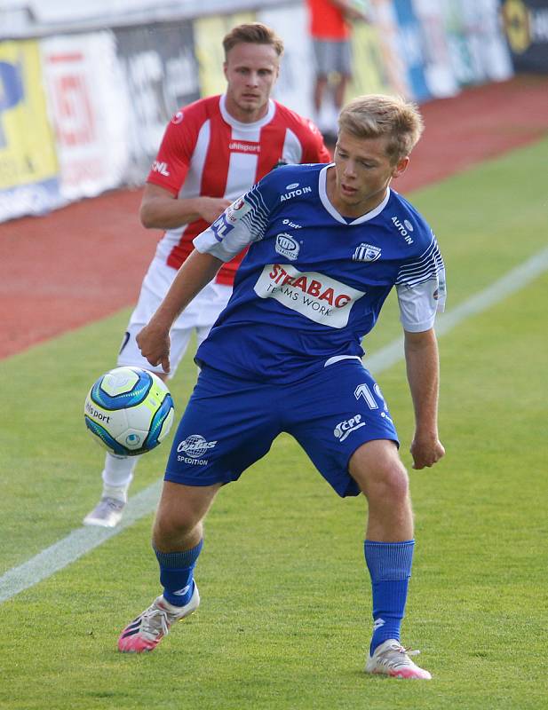 Utkání Fobalové národní ligy mezi VK Viktoria Žižkov (v bíločerveném) aFK Pardubice (v modrém).