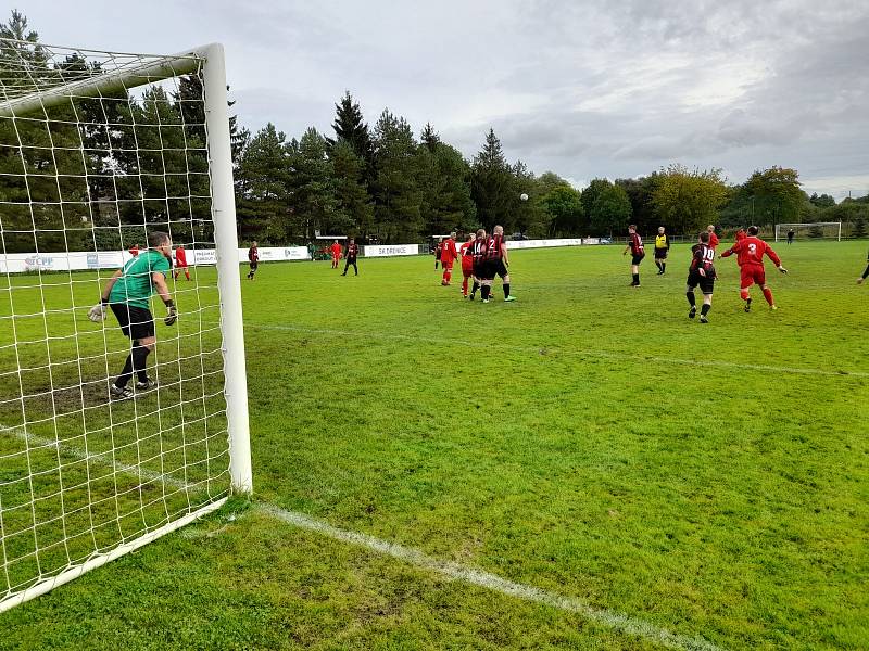 Seriál Pivo, Párek a Liga Mistrů zavítal do Dřenic, kde působí legenda Sparty Praha Radim Holub (v červeným - s číslem 7).