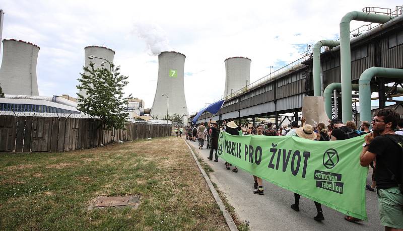 Aktivisté bojující proti chvaletické elektrárně se sešli na nádraží v Řečanech nad Labem na akci Zachraňme klima, zastavme Chvaletice, poté pokračovali pochodem k zadní bráně elektrárny.